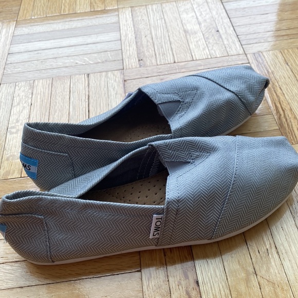 Toms light gray with white pattern women’s flats. - Picture 3 of 4